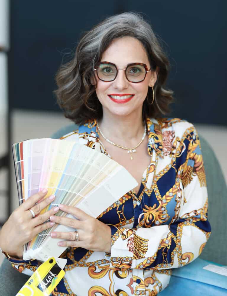 אינגריד גואטה מעצבת פנים עם מניפות צבעים