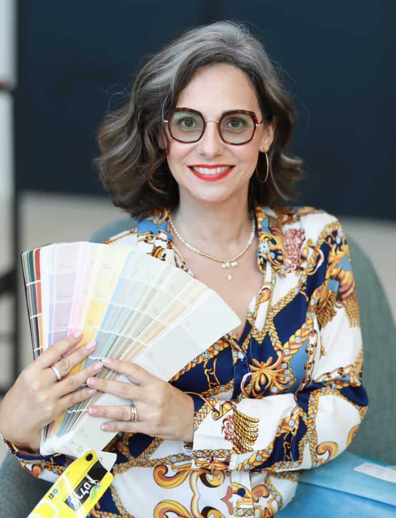 אינגריד גואטה מעצבת פנים עם מניפות צבעים