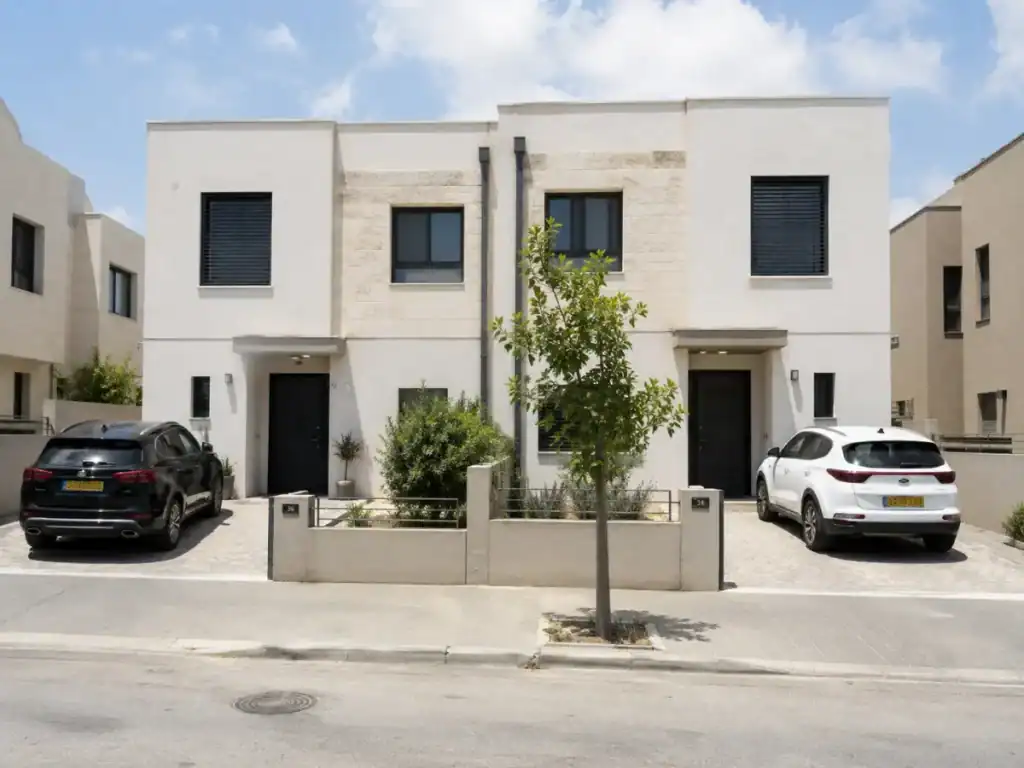 בית מודרני דו משפחתי
